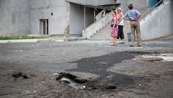 Жители Донецка после артобстрела. Архивное фото