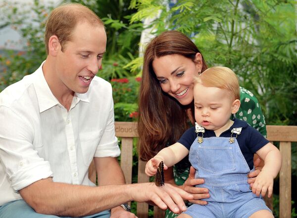 Принц Уильям и герцогиня Кембриджская Кэтрин вместе с сыном принцем Джорджем на выставке бабочек