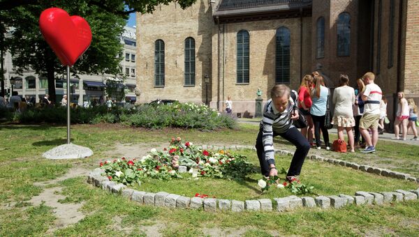 Цветы на месте теракта в Осло
