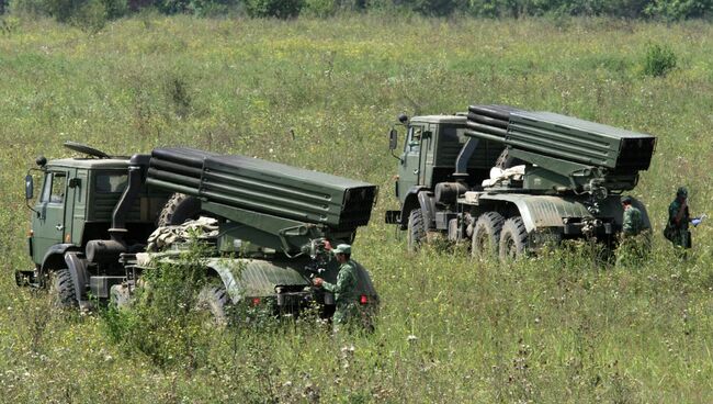 Ракетные установки Град на огневом рубеже. Архивное фото