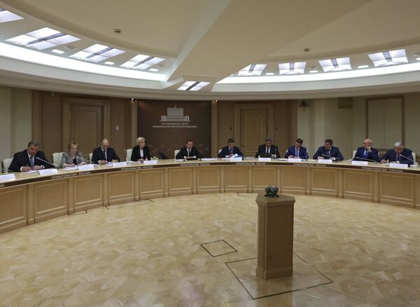 Д.Медведев провел селекторное совещание по вопросам вынужденных переселенцев из Украины