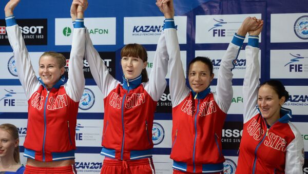 Российские спортсменки, занявшие второе место на соревнованиях командного первенства по фехтованию на рапирах среди женщин на чемпионате мира в Казани