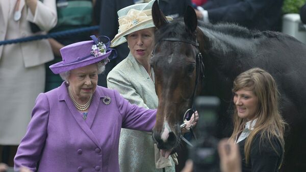 Королева Соединенного Королевства Великобритании и Северной Ирландии Елизавета II и её любимая лошадь Эстимейт. Архивное фото