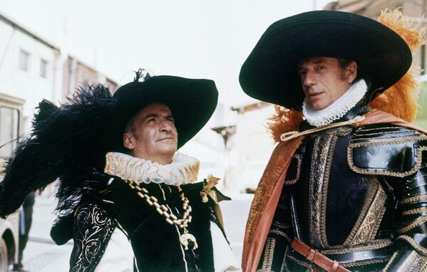 Французские актеры Луи де Фюнес и Ив Монтан на съемках фильма Мания величия, 1968