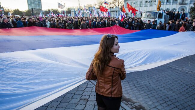 Участники митинга в поддержку России на центральной площади Евпатории