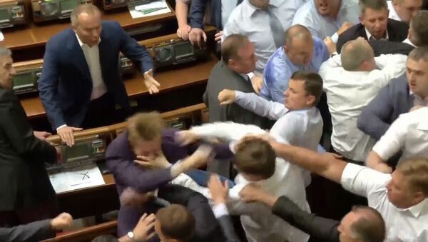 Депутаты Свободы и Компартии кричали и дрались в Верховной Раде