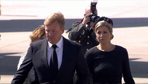 Король и королева Нидерландов встретили самолеты с телами пассажиров Boeing