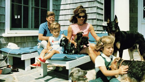 Президент Джон Ф. Кеннеди и первая леди Жаклин Кеннеди с детьми на отдыхе.
