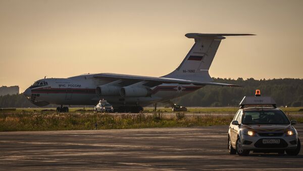 Самолет МЧС России на взлетно-посадочной полосе. Архивное фото