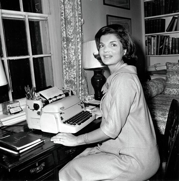Жаклин Кеннеди позирует у печатной машинки