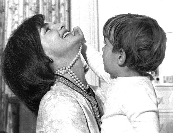 Первая леди Жаклин Кеннеди с сыном Джоном Ф. Кеннеди-младшим