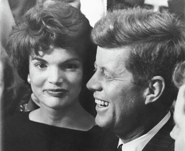Сенатор-демократ Джон Ф. Кеннеди  и его жена Жаклин