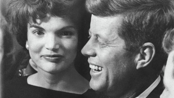 Сенатор-демократ Джон Ф. Кеннеди  и его жена Жаклин