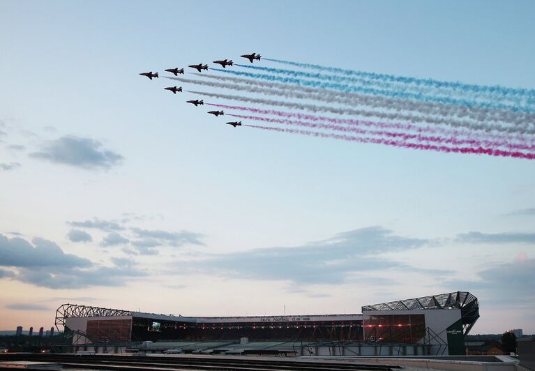 Пилотажная группа Red Arrows на церемонии открытия Игр Содружества в Глазго, Шотландия