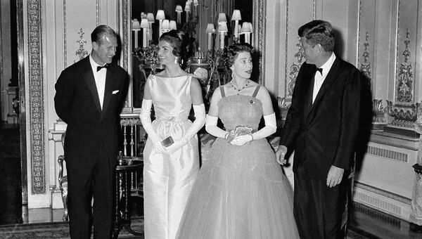 Принц Филипп и первая леди Жаклин Кеннеди, королева Елизавета II, президент США Джон Ф. Кеннеди