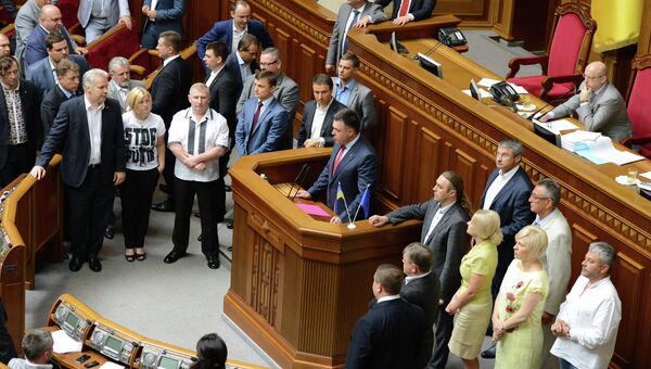 Лидер националистической партии Свобода Олег Тягнибок выступает на заседании Верховной Рады Украины