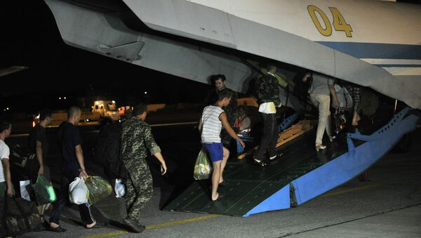 Украинские военные во время посадки на украинский военно-транспортный самолет Ан-26 перед вылетом из аэропорта Ростова-на-Дону в Одессу