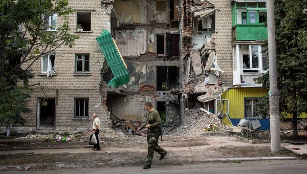 Жилое здание, поврежденное после обстрела украинскими военными города Снежный. Архивное фото