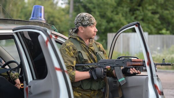 Военный патруль ополченцев в поселке Бессарабка на окраине Горловки в Донецкой области. Архивное фото