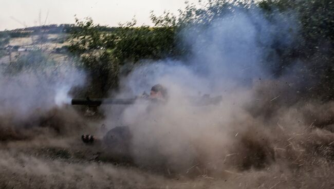 Боец народного ополчения стреляет из гранатомета. Архивное фото