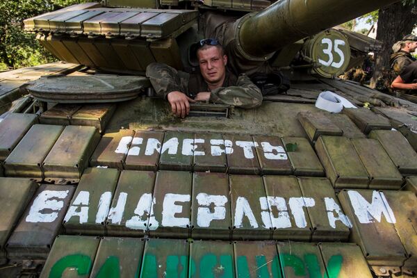 Боец народного ополчения в танке неподалеку от российско-украинской границы
