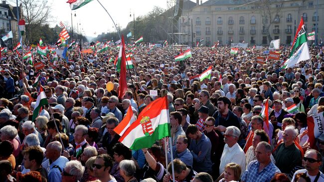 Сторонники партий Фидес во время митинга на площади Героев в Будапеште