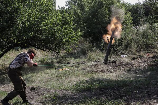 Ополченец стреляет из миномета неподалеку от российско-украинской границы