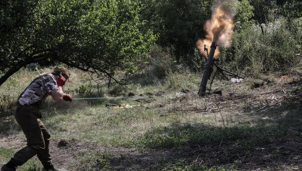 Ополченец стреляет из миномета неподалеку от российско-украинской границы. Архивное фото