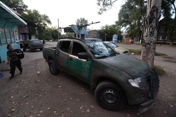 Автомобиль военного патруля ополченцев в поселке Бессарабка