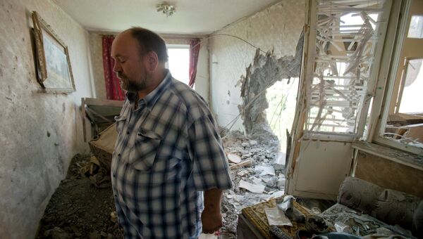 Житель Донецка в разрушенной в результате артиллерийского обстрела квартире. Архивное фото