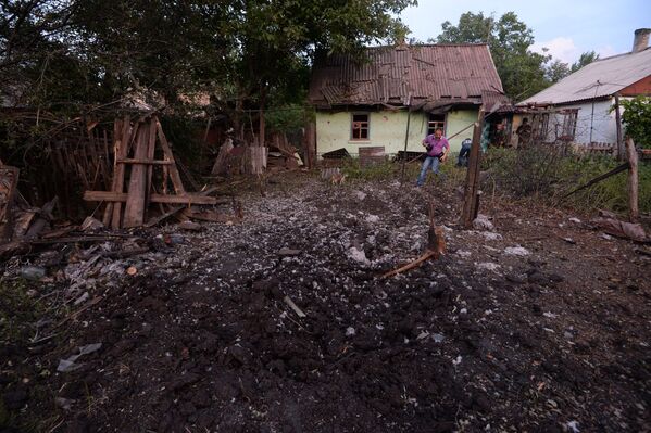 Поврежденные при обстреле украинской армией жилые дома в поселке Бессарабка