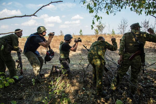 Журналисты и ополченцы на передовой позиции в окрестностях села Мариновка