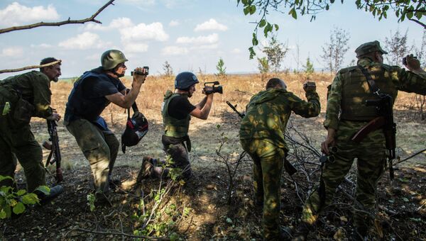 Журналисты и ополченцы на передовой позиции в окрестностях села Мариновка