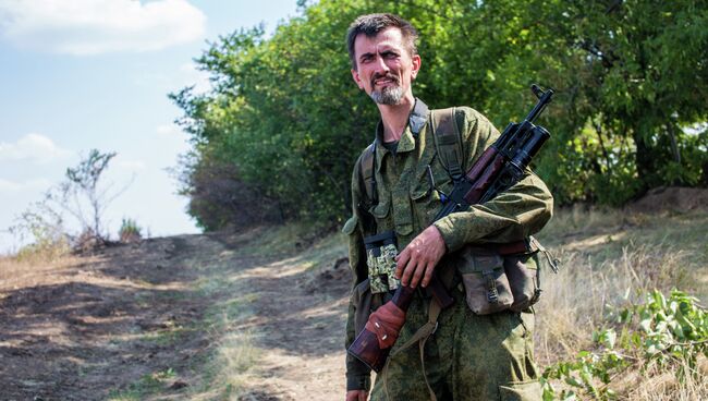 Боец ополчения на передовой позиции в окрестностях села Мариновка. Архивное фото