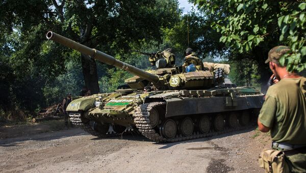 Бойцы народного ополчения на танке Т-64БМ Булат. Архивное фото