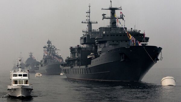 Спасательное судно Алагез (на первом плане) во время генеральной репетиции празднования Дня ВМФ во Владивостоке