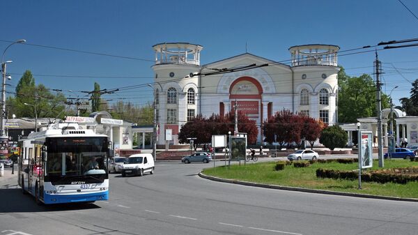 Вид на кинотеатр Симферополь на площади Советская в городе Симферополе. Архивное фото
