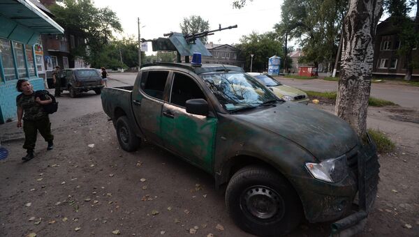 Автомобиль военного патруля ополченцев в поселке Бессарабка в Донецкой области