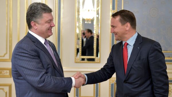 П. Порошенко (слева) и министр иностранных дел Польши Радослав Сикорский во время встречи в Киеве