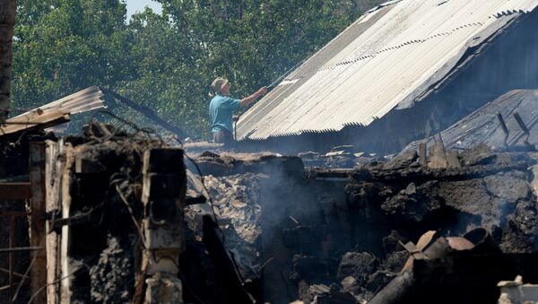Дом в частном секторе на окраине Донецка, разрушенный артиллерийским обстрелом украинской армии