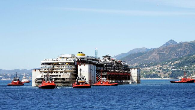 Costa Concordia направляется в порт Генуи