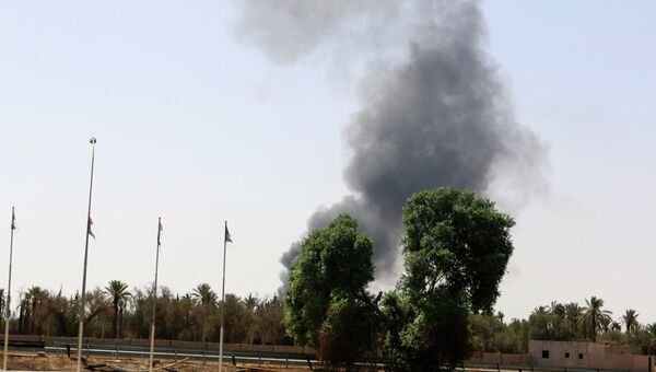 Дым над районом аэропорта Триполи после артобстрелов 26 июля 2014 г