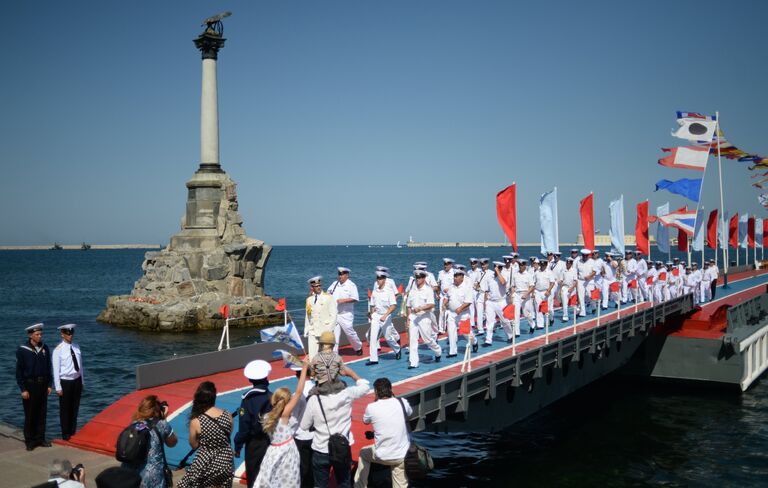 Моряки Черноморского флота во время празднования Дня Военно-морского флота России в Севастополе