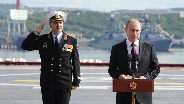 27 июля 2014. Президент России Владимир Путин (справа) поздравляет моряков с Днем ВМФ