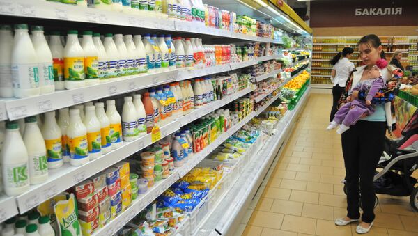 Полки с украинской молочной продукцией в одном из львовских магазинов. Архивное фото