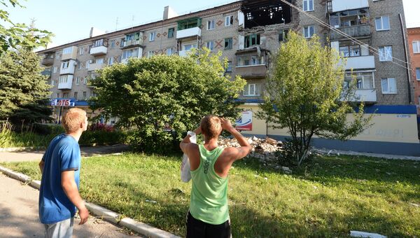 Местные жители у жилого дома, пострадавшего во время ракетно-минометного обстрела Горловки