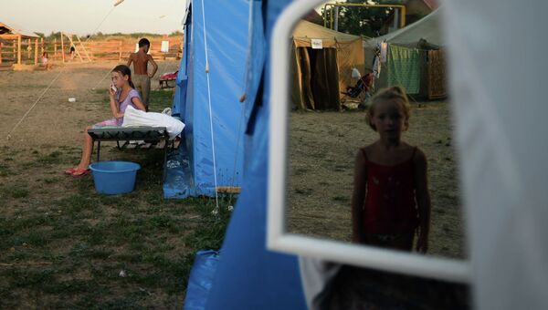 Дети на территории палаточного лагеря для беженцев с востока Украины в Севастополе