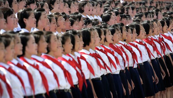 Хор северокорейских школьников выступает на праздновании 61-й годовщины окончания Корейской войны