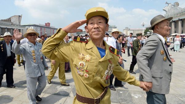 Северокорейские ветеран на параде по случаю празднования 61-й годовщины окончания Корейской войны