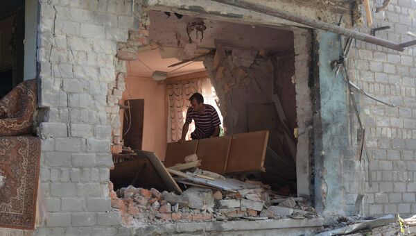 Последствия ракетно-минометного обстрела жилого дома в Горловке